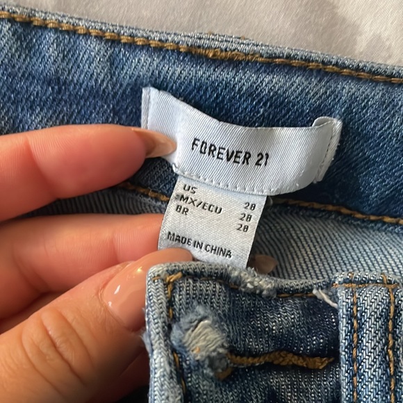 Used in great condition ripped jeans! ✨ size 28 - Picture 3 of 3